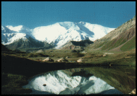 キルギスの美しい自然と、遊牧民のテント